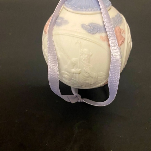 LLADRO 1991 Porcelain Christmas Ball. Retired - Picture 6 of 9